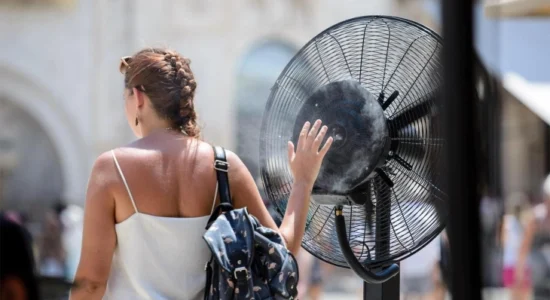 Moti me diell dhe i nxehtë me temperatura deri në 43 gradë Celsius