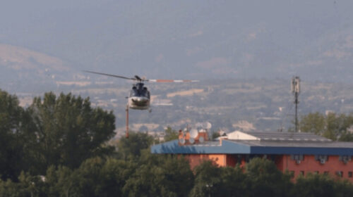 Një helikopter i MPB po ndërhyn për të shuar zjarrin afër pikës kufitare në Bllacë