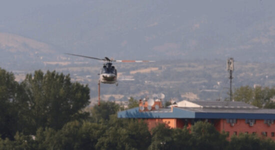 Një helikopter i MPB po ndërhyn për të shuar zjarrin afër pikës kufitare në Bllacë