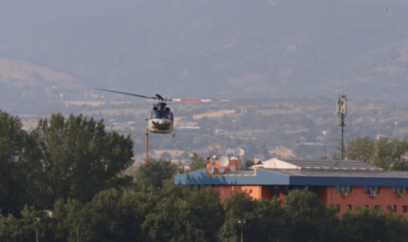 Një helikopter i MPB po ndërhyn për të shuar zjarrin afër pikës kufitare në Bllacë