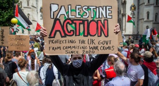 Aktivistët pro-palestinezë protestojnë pranë Gjykatës së Lartë në Londër kundër ndalimit të grupit Palestine Action