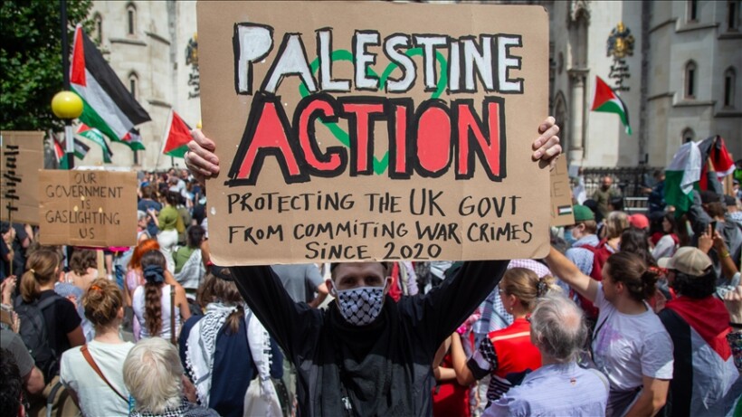 Aktivistët pro-palestinezë protestojnë pranë Gjykatës së Lartë në Londër kundër ndalimit të grupit Palestine Action
