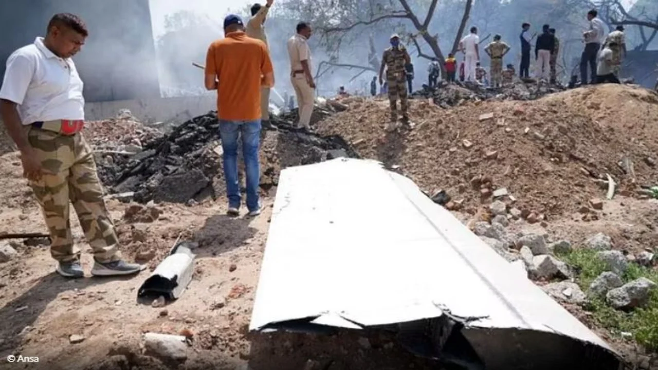 Fatkeqësia e Air India me 270 viktima, Wall Street Journal: Motorët e aeroplanit u fikën