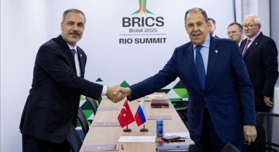 Kryediplomati turk dhe ai rus diskutojnë çështjet ekonomike dhe ekonomike dypalëshe në kuadër të samitit BRICS