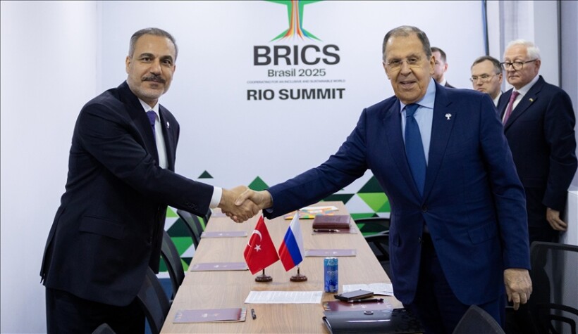 Kryediplomati turk dhe ai rus diskutojnë çështjet ekonomike dhe ekonomike dypalëshe në kuadër të samitit BRICS