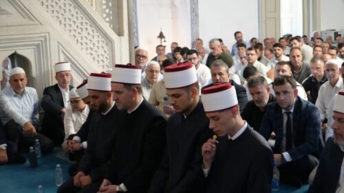 Shkupit i shtohen tre hafiza të rinj – ceremonia e memorizimit të Kur’anit u mbajt në xhaminë “Mustafa Pasha”