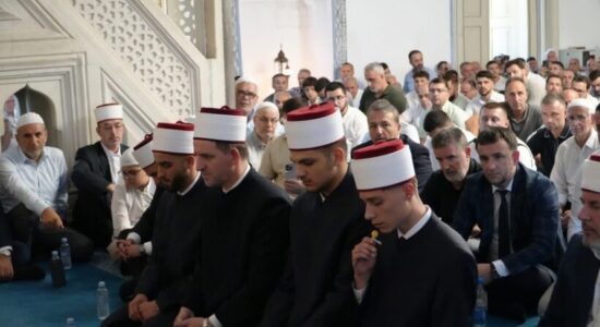 Shkupit i shtohen tre hafiza të rinj – ceremonia e memorizimit të Kur’anit u mbajt në xhaminë “Mustafa Pasha”