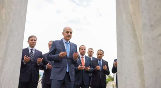 Kryeparlamentari turk Numan Kurtullmush vizitoi varrin e liderit boshnjak, Alija Izetbegoviq