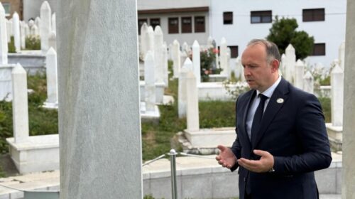 Pas vizitës në Srebrenicë, Gashi vizitoi edhe varrin e liderit boshnjak, Alija Izetbegoviq