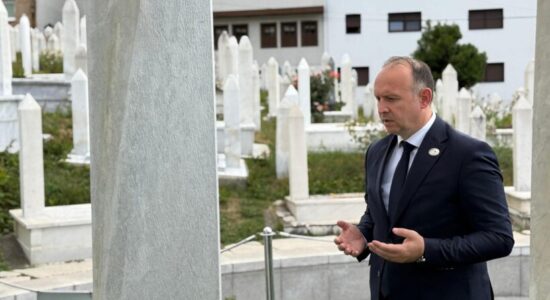 Pas vizitës në Srebrenicë, Gashi vizitoi edhe varrin e liderit boshnjak, Alija Izetbegoviq