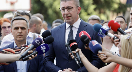 (VIDEO) Mickoski i ndërhyri Kasamit, partitë shqiptare reagojnë ndaj donacionit serb të Tetovë