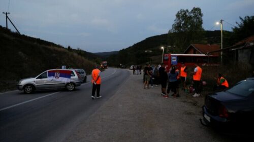 Qytetarë serbë bllokojnë rrugën drejt pikëkalimit kufitar në Merdar – bëhet thirrje për shmangien e kësaj pike
