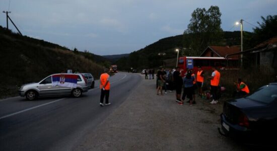 Qytetarë serbë bllokojnë rrugën drejt pikëkalimit kufitar në Merdar – bëhet thirrje për shmangien e kësaj pike