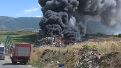 Prokuroria heton shkaqet e zjarrit në Vizbeg, kërkon paraburgim për personat që sulmuan gazetarët