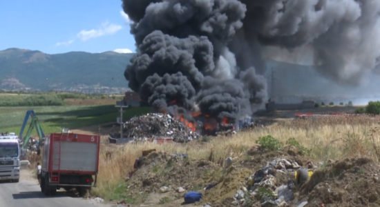 (VIDEO) Zjarr në një deponi në Vizbeg, tymi i zi mbuloi Shkupin