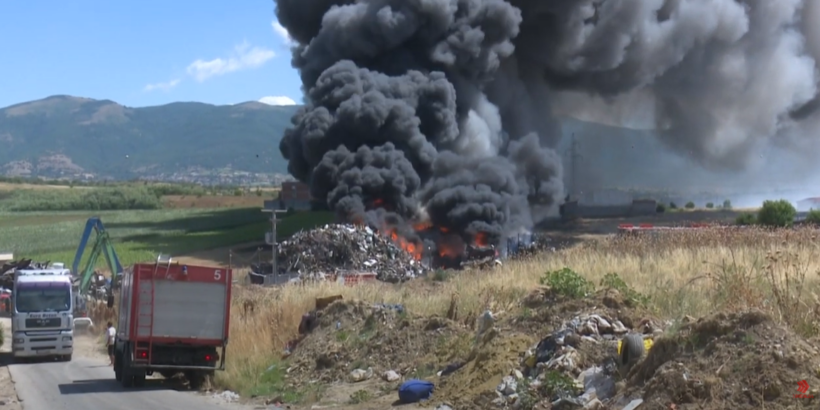 (VIDEO) Zjarr në një deponi në Vizbeg, tymi i zi mbuloi Shkupin