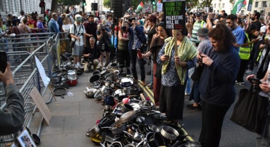 Vendosen tenxhere jashtë zyrës së kryeministrit britanik për të protestuar vrasjen përmes urisë të palestinezëve në Gaza
