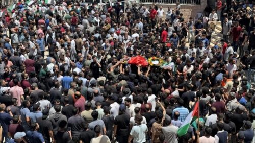 Qindra njerëz marrin pjesë në funeralin e palestinezo-amerikanit të vrarë nga kolonët izraelitë