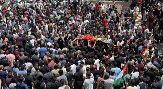 Qindra njerëz marrin pjesë në funeralin e palestinezo-amerikanit të vrarë nga kolonët izraelitë