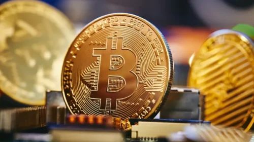 Bitcoin arrin një nivel rekord mbi 121 mijë dollarë