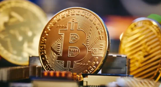 Bitcoin arrin një nivel rekord mbi 121 mijë dollarë