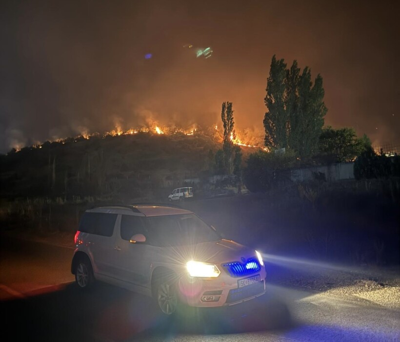 Ndalohet qarkullimi për kamionët për shkak të zjarrit afër Bllacës, qarkullimi për veturat devijohet