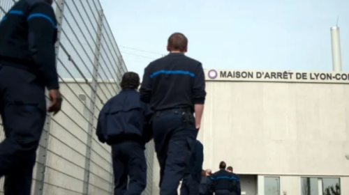 I burgosuri arratiset duke u fshehur në çantën e shokut të qelisë që po lirohej