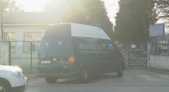 Kallëzim penal ndaj ish-drejtorit të Burgut në Shutkë dhe shtatë personave tjerë, dyshohet se lejuan të burgosurit të shkonin në shtëpi pa të drejtë