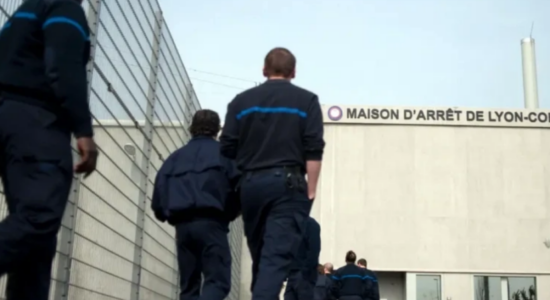 I burgosuri arratiset duke u fshehur në çantën e shokut të qelisë që po lirohej