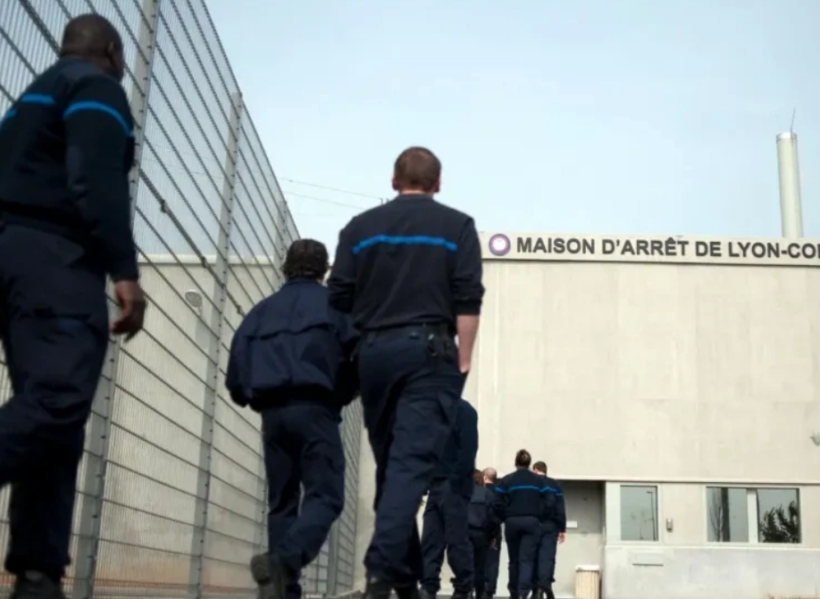 I burgosuri arratiset duke u fshehur në çantën e shokut të qelisë që po lirohej