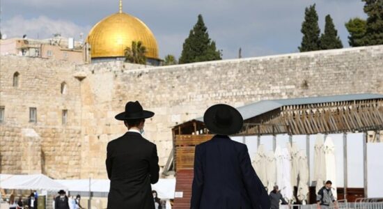 Izraelitët që uzurpojnë tokat palestineze bastisin xhaminë Al-Aksa