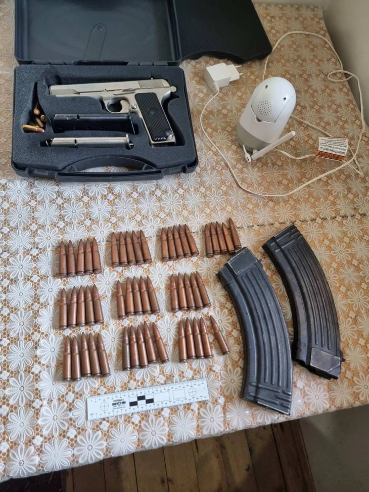 Kallëzim penal kundër dy banorëve të Shkupit për posedim të paautorizuar të armëve të zjarrit dhe municionit