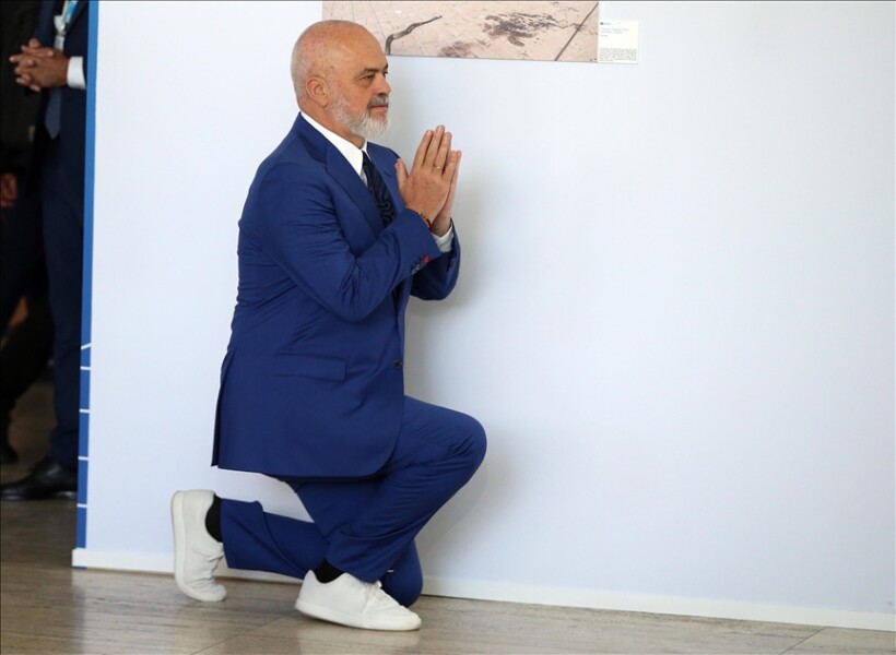 Kryeministri Rama sërish e përshëndet Melonin duke u ulur në gjunjë
