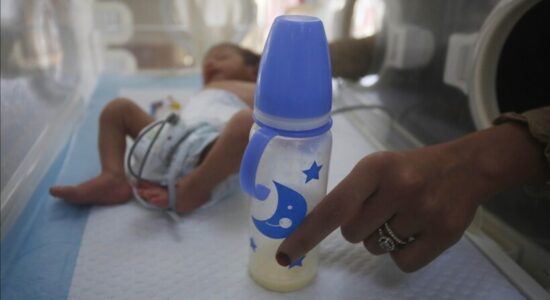 Dy fëmijë të tjerë, përfshirë një foshnjë, vdiqën nga uria në Gaza