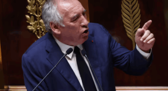 Kryeministri francez i mbijeton mocionit të mosbesimit