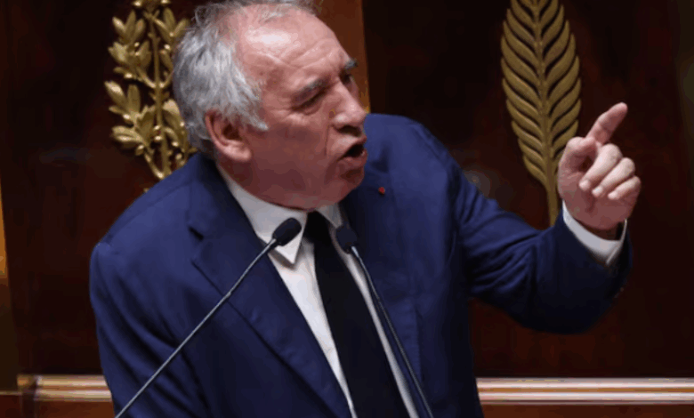 Kryeministri francez i mbijeton mocionit të mosbesimit