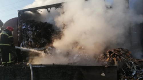 Tre autobusë dhe një furgon përfshihen nga flakët në Koçani