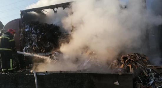 Tre autobusë dhe një furgon përfshihen nga flakët në Koçani