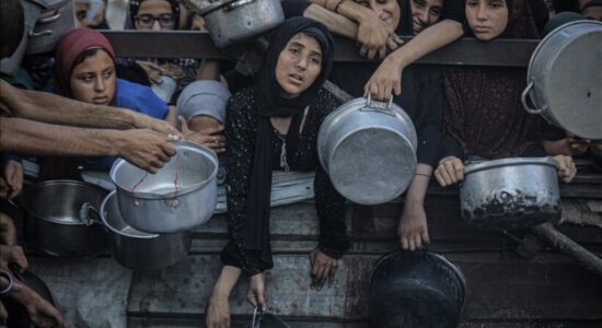 UNRWA: Izraeli po i lë civilët në Gaza të uritur, përfshirë 1 milion fëmijë
