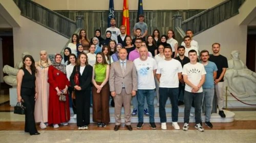 Kryeparlamentari Gashi pret në Kuvend të rinjtë e Shkollës Rinore Ballkanike