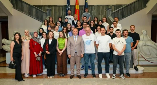 Kryeparlamentari Gashi pret në Kuvend të rinjtë e Shkollës Rinore Ballkanike