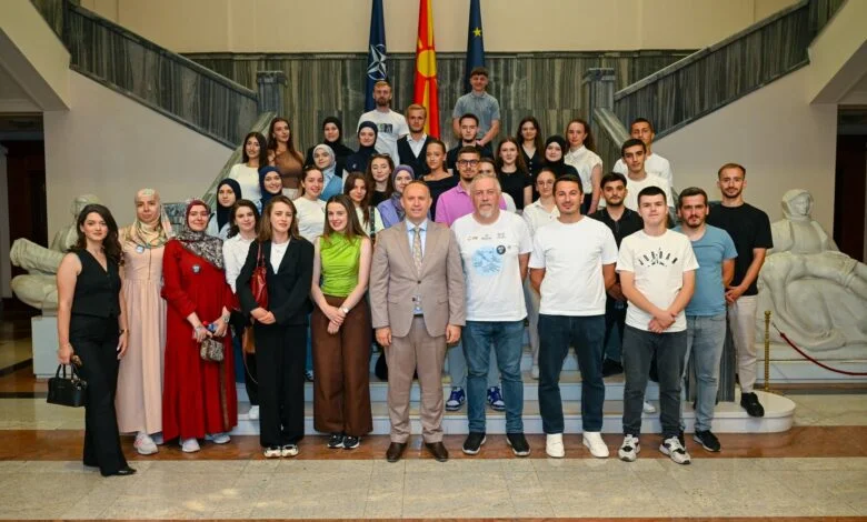 Kryeparlamentari Gashi pret në Kuvend të rinjtë e Shkollës Rinore Ballkanike