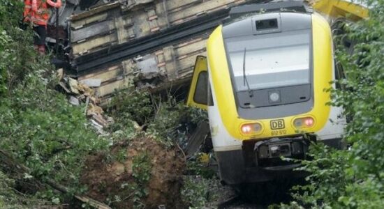 E rëndë në Gjermani, një tren pasagjerësh del nga shinat, disa viktima dhe të plagosur