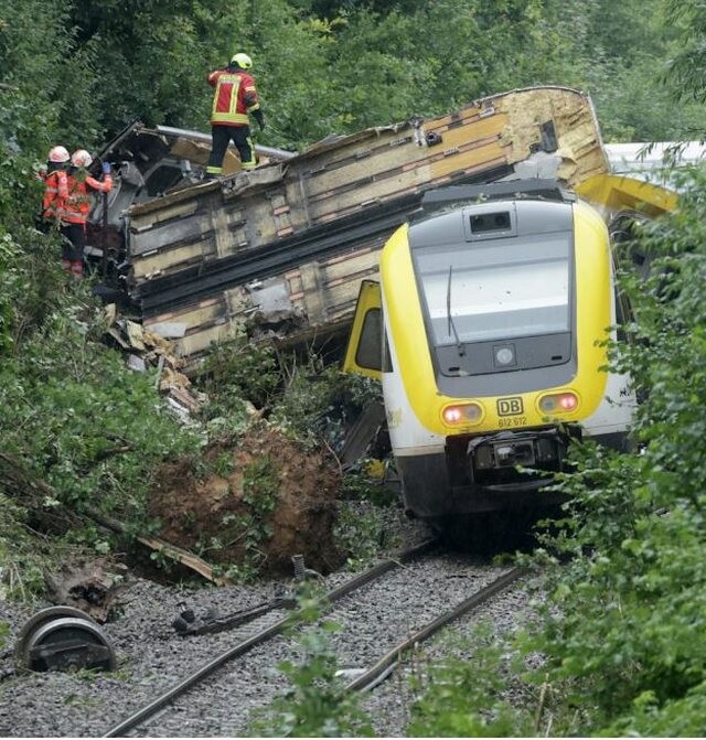 E rëndë në Gjermani, një tren pasagjerësh del nga shinat, disa viktima dhe të plagosur