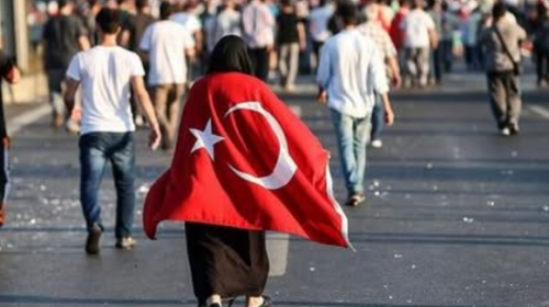 Nata e qëndresës së Turqisë: Gratë turke që sfiduan grusht shtetin me gjak dhe vendosmëri