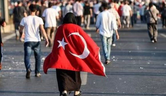 Nata e qëndresës së Turqisë: Gratë turke që sfiduan grusht shtetin me gjak dhe vendosmëri