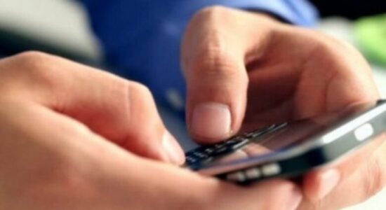 Anketa e AKE-së: Të miturit në Maqedoni kalojnë mesatarisht deri në pesë orë në ditë në internet