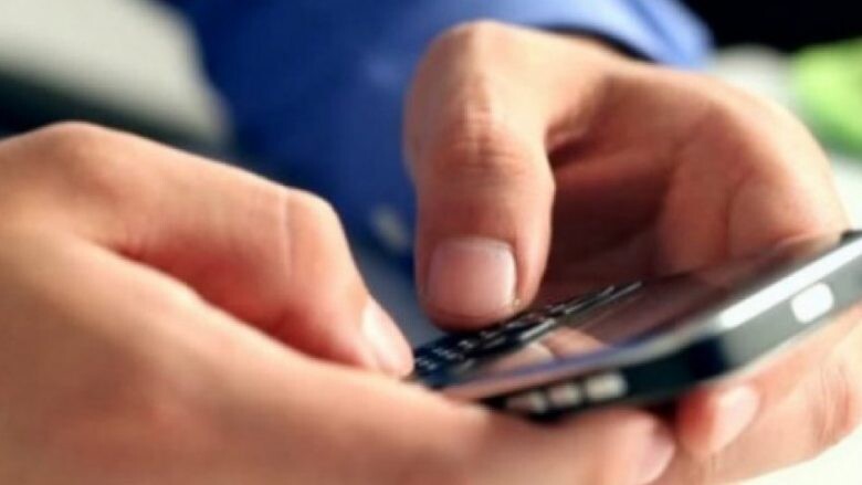 Anketa e AKE-së: Të miturit në Maqedoni kalojnë mesatarisht deri në pesë orë në ditë në internet