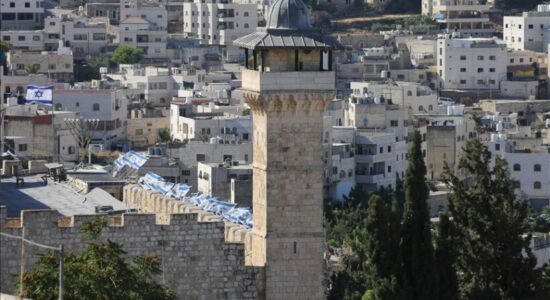 Izraeli ia transferon këshillit të kolonëve autoritetin e Xhamisë së profetit Ibrahim