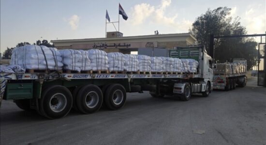 Kamionët me ndihma rifillojnë dërgimin e ndihmave nga Egjipti në Gaza përmes pikës kufitare Rafah
